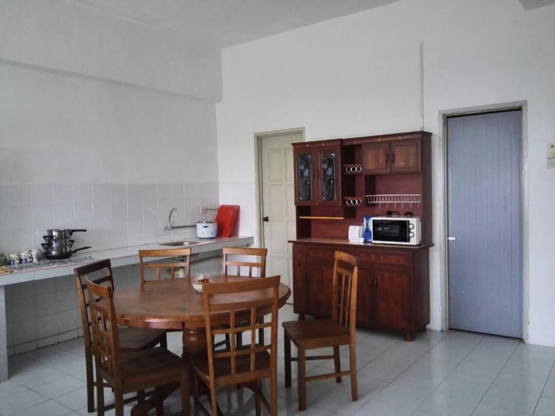 Desair Apartment By Scht Lumut Buitenkant foto